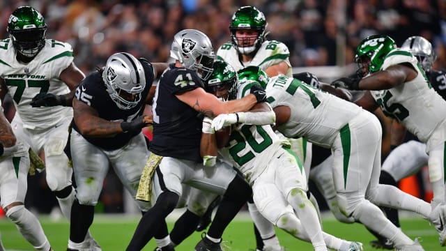 Jets' RB Breece Hall stuffed by Raiders' LB Robert Spillane
